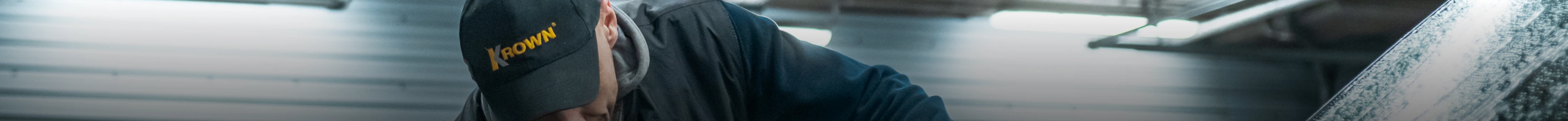 Mężczyzna w czapce z logiem Krown